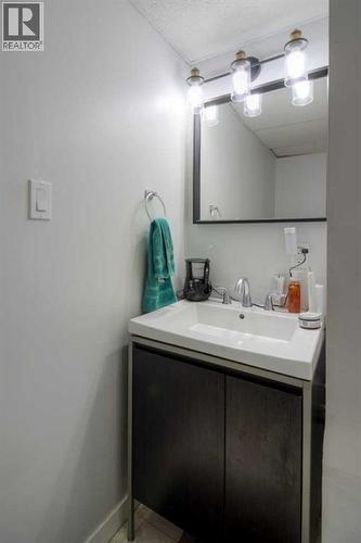7 Cayuga Place W, Lethbridge, AB - Indoor Photo Showing Bathroom