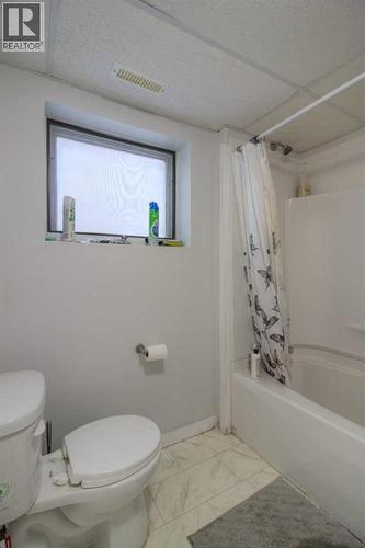 7 Cayuga Place W, Lethbridge, AB - Indoor Photo Showing Bathroom