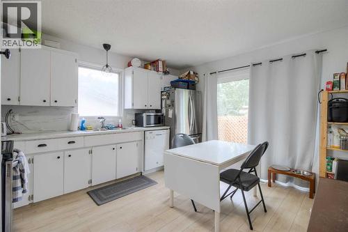 7 Cayuga Place W, Lethbridge, AB - Indoor Photo Showing Kitchen