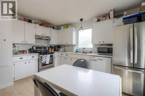 7 Cayuga Place W, Lethbridge, AB - Indoor Photo Showing Kitchen