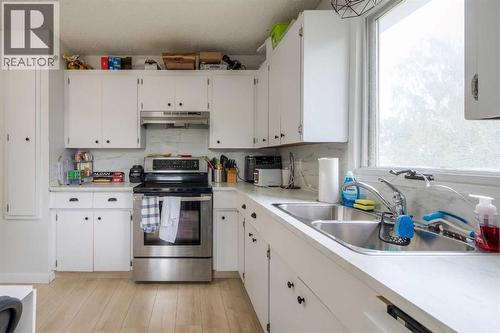 7 Cayuga Place W, Lethbridge, AB - Indoor Photo Showing Kitchen With Double Sink