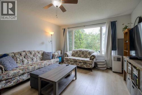 7 Cayuga Place W, Lethbridge, AB - Indoor Photo Showing Living Room