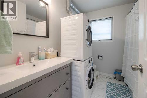 7 Cayuga Place W, Lethbridge, AB - Indoor Photo Showing Laundry Room