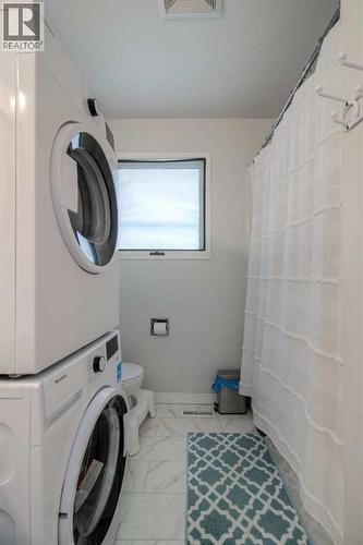 7 Cayuga Place W, Lethbridge, AB - Indoor Photo Showing Laundry Room