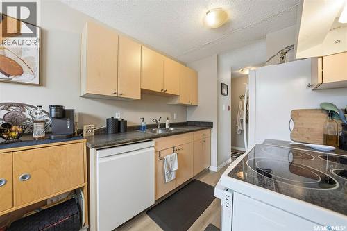 7 116 Acadia Court, Saskatoon, SK - Indoor Photo Showing Kitchen With Double Sink