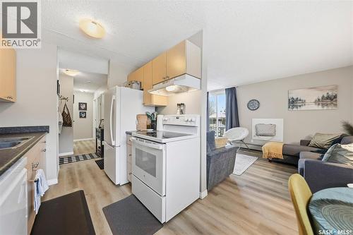 7 116 Acadia Court, Saskatoon, SK - Indoor Photo Showing Kitchen With Double Sink