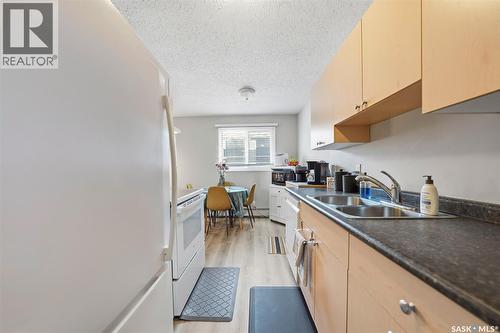 7 116 Acadia Court, Saskatoon, SK - Indoor Photo Showing Kitchen With Double Sink