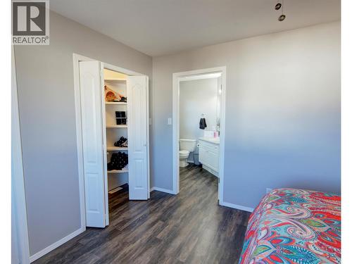 Primary bedroom with a small walk in closet and a standard closet - 2312 Hunter Avenue, Armstrong, BC - Indoor