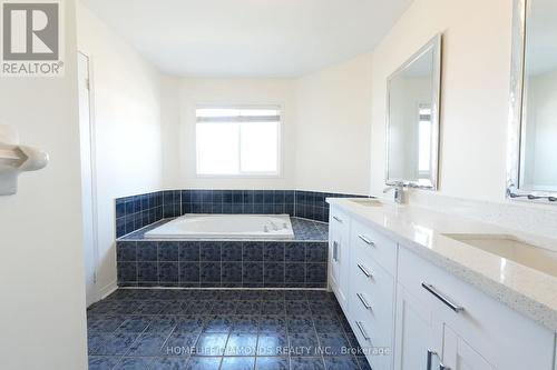 5267 Brookwood Court, Mississauga, ON - Indoor Photo Showing Bathroom