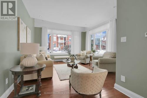 121 Macdonald Street, Ottawa, ON - Indoor Photo Showing Living Room