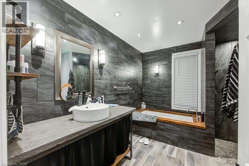 83 Oxford Street, Woodstock, ON - Indoor Photo Showing Bathroom