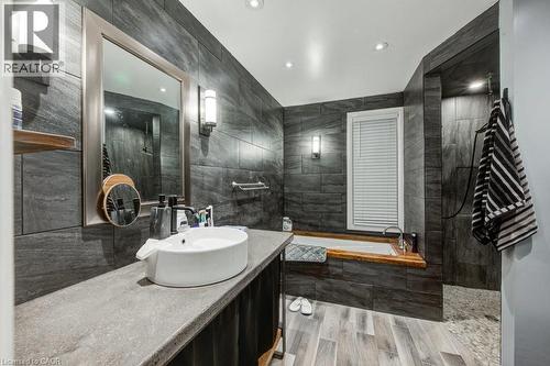 83 Oxford Street, Woodstock, ON - Indoor Photo Showing Bathroom
