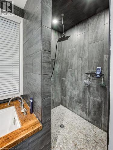 83 Oxford Street, Woodstock, ON - Indoor Photo Showing Bathroom