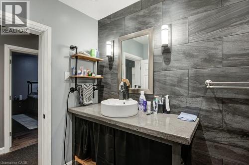 83 Oxford Street, Woodstock, ON - Indoor Photo Showing Bathroom