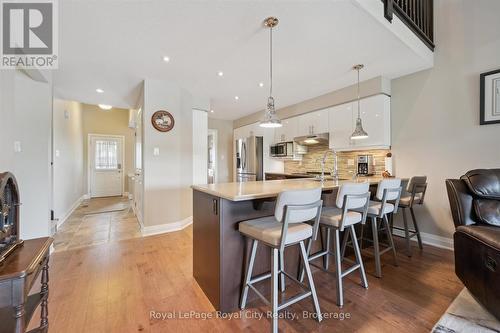 113 Aberdeen Street, Centre Wellington (Fergus), ON - Indoor Photo Showing Kitchen With Upgraded Kitchen
