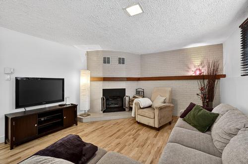 Salle familiale - 2625 Av. De La Volière, Laval (Sainte-Rose), QC - Indoor Photo Showing Living Room With Fireplace