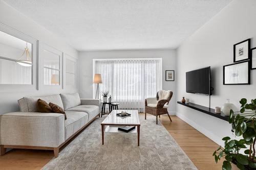 Salon - 2625 Av. De La Volière, Laval (Sainte-Rose), QC - Indoor Photo Showing Living Room