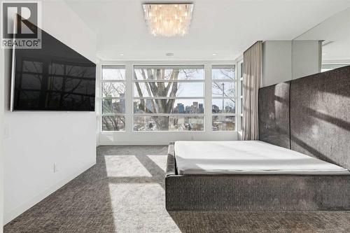 STUNNING PRIMARY SUITE WITH PANORAMIC VIEWS - 530 Crescent Road Nw, Calgary, AB - Indoor