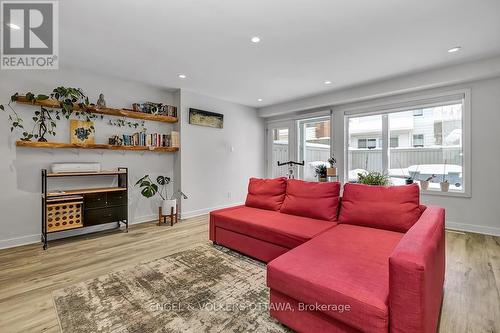 32 Sims Avenue, Ottawa, ON - Indoor Photo Showing Living Room