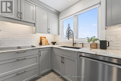 2690 Hickson Crescent, Ottawa, ON - Indoor Photo Showing Kitchen With Upgraded Kitchen