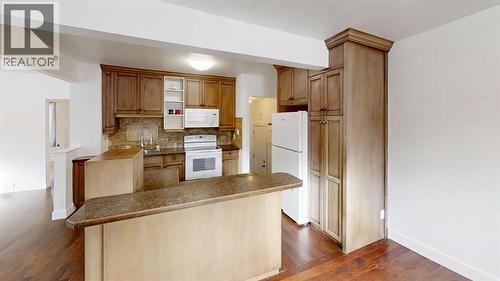 1505 8 Avenue S, Lethbridge, AB - Indoor Photo Showing Kitchen