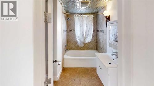 1505 8 Avenue S, Lethbridge, AB - Indoor Photo Showing Bathroom