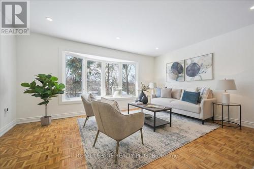 3655 Burnbrae Drive, Mississauga, ON - Indoor Photo Showing Living Room