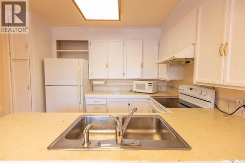 510 Bate Crescent, Saskatoon, SK - Indoor Photo Showing Kitchen With Double Sink