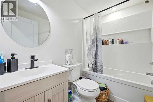 185 Edith Green Nw, Calgary, AB - Indoor Photo Showing Bathroom