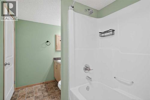 105, 23 Everridge Square Sw, Calgary, AB - Indoor Photo Showing Bathroom