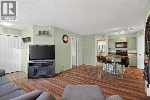 105, 23 Everridge Square Sw, Calgary, AB - Indoor Photo Showing Living Room
