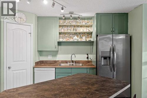 105, 23 Everridge Square Sw, Calgary, AB - Indoor Photo Showing Kitchen With Double Sink