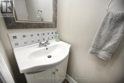 10 Grasspoint Square, Brampton, ON - Indoor Photo Showing Bathroom