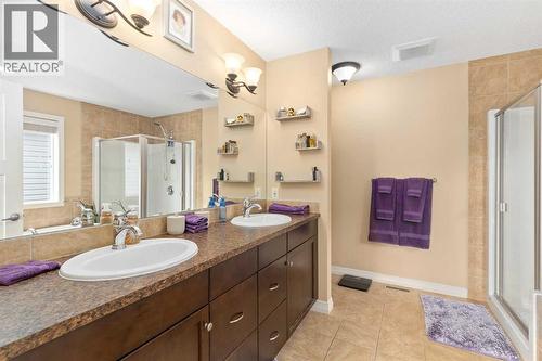 112 Sunset View, Cochrane, AB - Indoor Photo Showing Bathroom