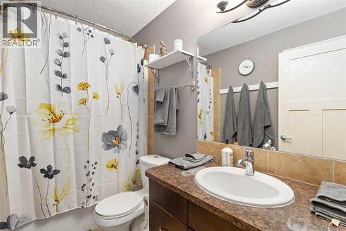 112 Sunset View, Cochrane, AB - Indoor Photo Showing Bathroom