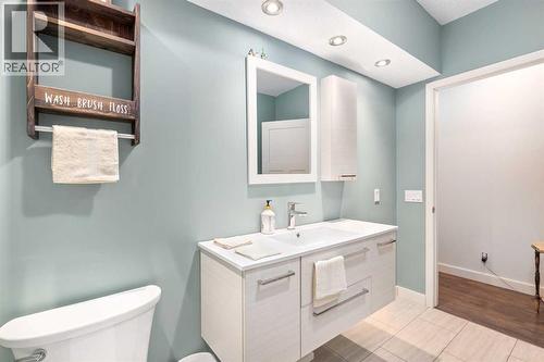 112 Sunset View, Cochrane, AB - Indoor Photo Showing Bathroom