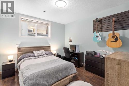 112 Sunset View, Cochrane, AB - Indoor Photo Showing Bedroom