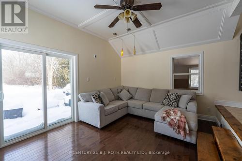 2708 Concession 9 Road W, Ramara, ON - Indoor Photo Showing Living Room