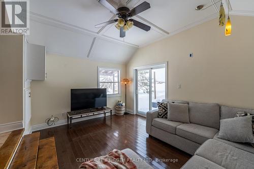 2708 Concession 9 Road W, Ramara, ON - Indoor Photo Showing Living Room