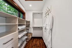 Walk-in closet - 