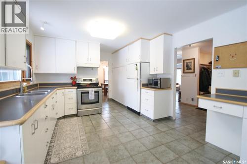 47 Lindsay Drive, Saskatoon, SK - Indoor Photo Showing Kitchen With Double Sink