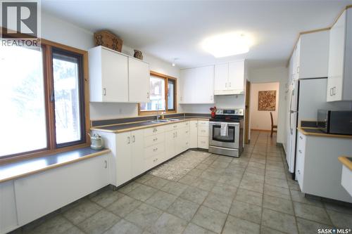 47 Lindsay Drive, Saskatoon, SK - Indoor Photo Showing Kitchen With Double Sink