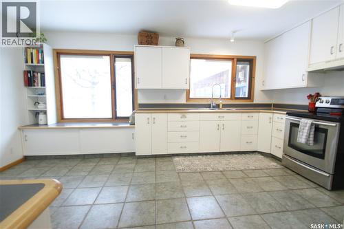 47 Lindsay Drive, Saskatoon, SK - Indoor Photo Showing Kitchen