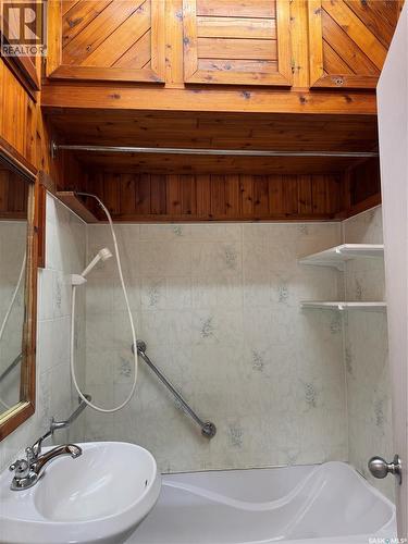218 4Th Street E, Wynyard, SK - Indoor Photo Showing Bathroom