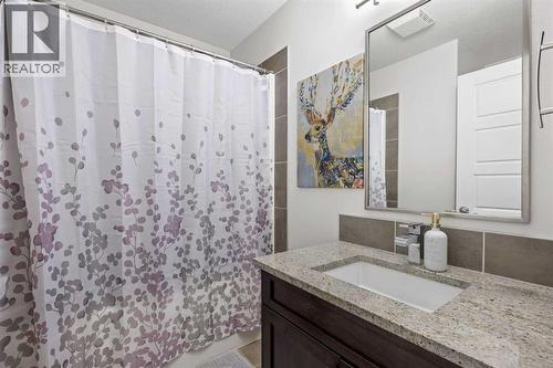 2nd full bath upstairs - 184 Magenta Crescent, Chestermere, AB - Indoor Photo Showing Bathroom