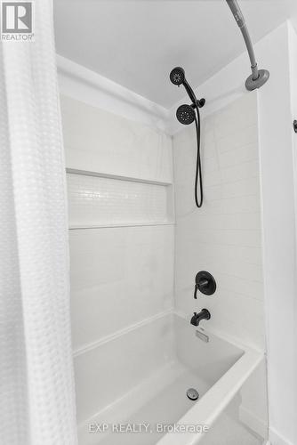 Upper Level Bathroom - 6970 Concord Crescent, Niagara Falls (Arad/Fallsview), ON - Indoor Photo Showing Bathroom