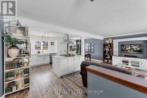 Fully Renovated Main Level - 6970 Concord Crescent, Niagara Falls (Arad/Fallsview), ON - Indoor Photo Showing Living Room