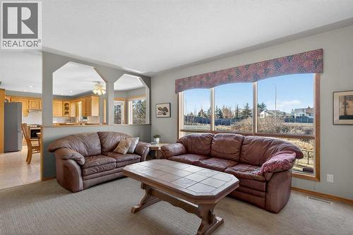116 Hampshire Grove Nw, Calgary, AB - Indoor Photo Showing Living Room