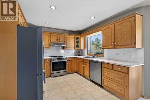 116 Hampshire Grove Nw, Calgary, AB - Indoor Photo Showing Kitchen With Double Sink
