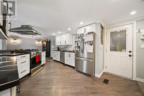 1 Maple Crescent, Oro-Medonte, ON - Indoor Photo Showing Kitchen